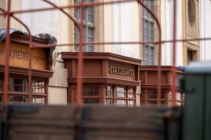 Plan zdjęciowy w okolicach Uniwersytetu Wrocławskiego. - Z uwagi na szczególne tło historyczne serialu (nazistowskie Niemcy lat 30. XX wieku), w przestrzeni miasta powstaną plany scenograficzne, uwzględniające określone znaki i symbole, charakterystyczne dla danego okresu historycznego, których nie należy w żaden sposób interpretować dosłownie – są jedynie dekoracją do filmu - informuje producent filmu